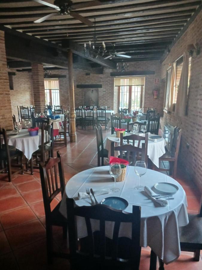 Hotel Restaurante Dona Elvira Nava del Rey المظهر الخارجي الصورة