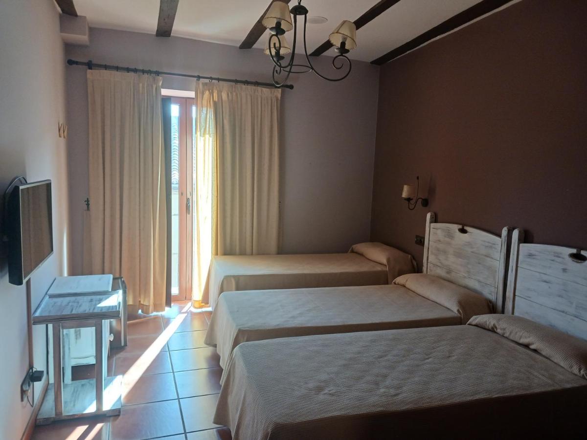 Hotel Restaurante Dona Elvira Nava del Rey المظهر الخارجي الصورة