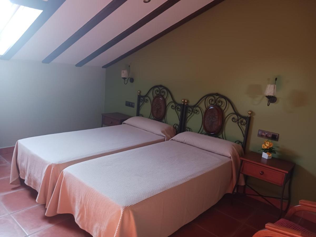 Hotel Restaurante Dona Elvira Nava del Rey المظهر الخارجي الصورة