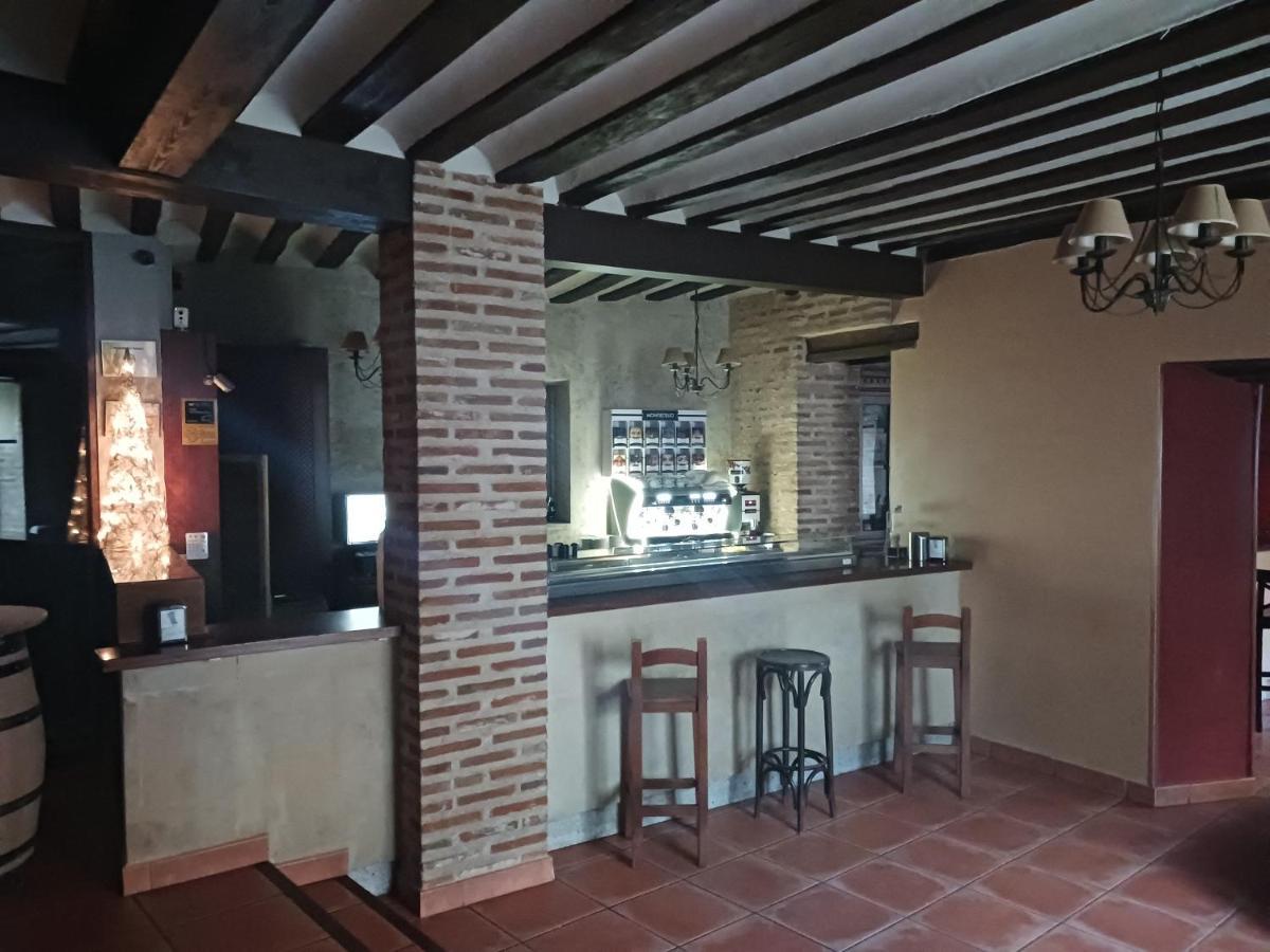 Hotel Restaurante Dona Elvira Nava del Rey المظهر الخارجي الصورة